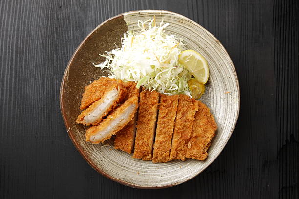 japanische pork schnitzel "tonkatsu" - tonkatsu stock-fotos und bilder