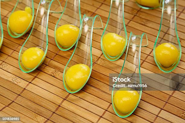 Foto de Colher Com Spherified Ravióli De Suco De Laranja e mais fotos de stock de Cozinhar - Cozinhar, Estrutura Molecular, Suco de Laranja