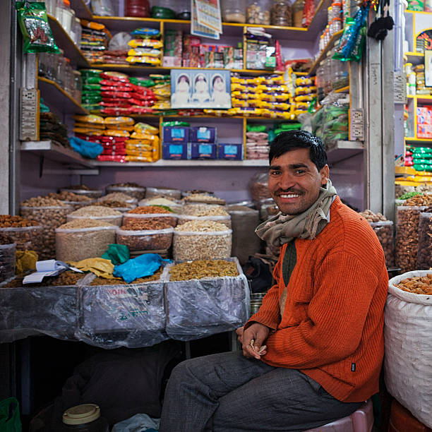 fornitore al mercato delle spezie di vecchia delhi, india - consumerism indian ethnicity india delhi foto e immagini stock
