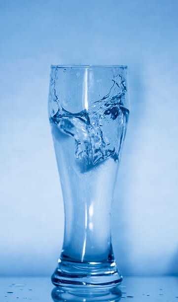 vaso con hielo - wasserglas fotografías e imágenes de stock