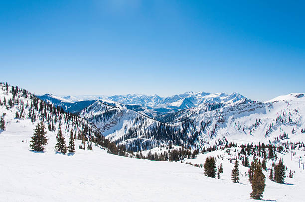 snowy riges hinter versteckten peak - skiing winter snow mountain stock-fotos und bilder