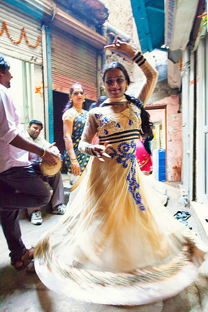 kobiety taniec w ulic starego delhi, indie - playing an instrument vertical blurred motion outdoors zdjęcia i obrazy z banku zdjęć