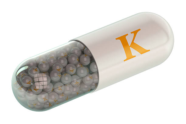 cápsula de vitamina k - capsule vitamin pill letter k medicine fotografías e imágenes de stock