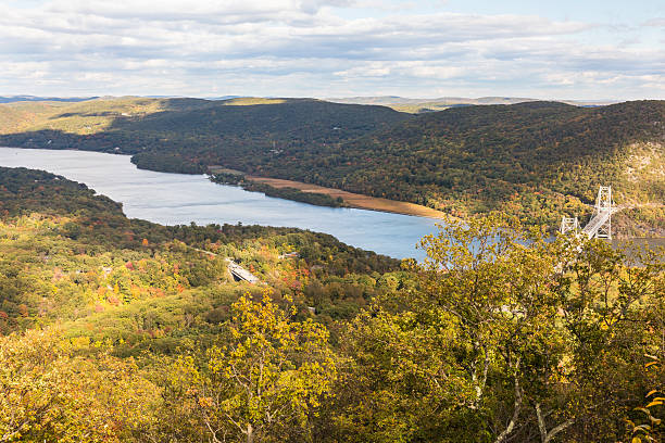 vista al río hudson desde bear mountain peak - bear mountain bridge fotografías e imágenes de stock