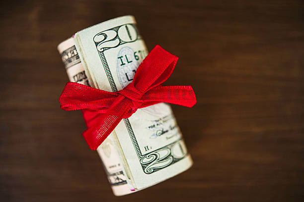 dając prezent na święta gotówki - twenty dollar bill christmas wealth finance zdjęcia i obrazy z banku zdjęć