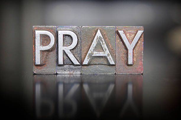 pregare rilievografia - praying religion spirituality letterpress foto e immagini stock
