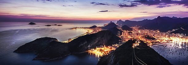 rio de janeiro, vista noturna do pão de açúcar - rio de janeiro night sugarloaf mountain corcovado - fotografias e filmes do acervo