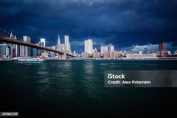 Tempestade Sobre Manhattan - Fotografias de stock e mais imagens de Anoitecer - Anoitecer, Ao Ar Livre, Arranha-céu