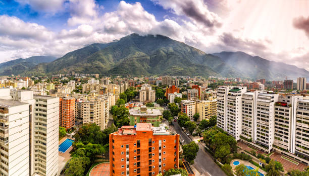 앗샤르키야 카라카스 구름 풍경 파노라마처럼 펼쳐지는 시내 전망, 중간음 오후 - venezuela 뉴스 사진 이미지