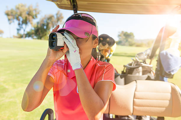 golfspieler der anzeige von entfernung zum loch - distance measurer stock-fotos und bilder