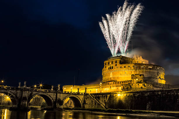 windrad von castel sant'angelo - bernini castel fort tiber river stock-fotos und bilder