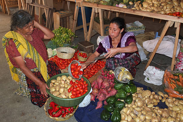 fornitore del guatemala. - indigenous culture flash foto e immagini stock