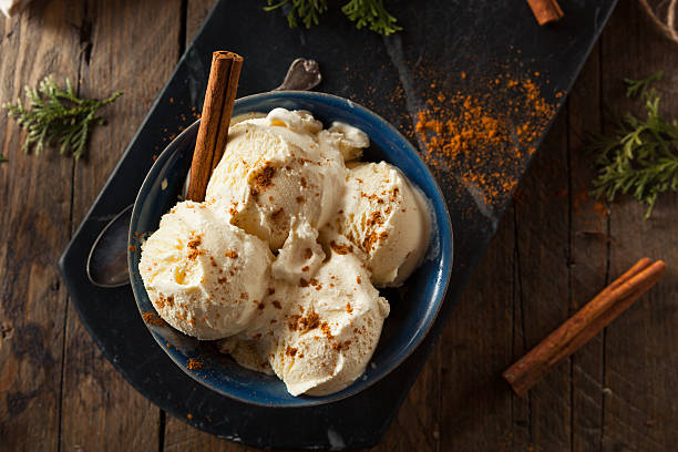 춥다 홈메이트 에그노그 아이스크림 - vanilla ice cream ice ice cream organic 뉴스 사진 이미지