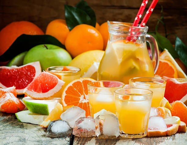 カクテル、柑橘系のジュース、ウォッカ、アイス - multifruit ストックフォトと画像