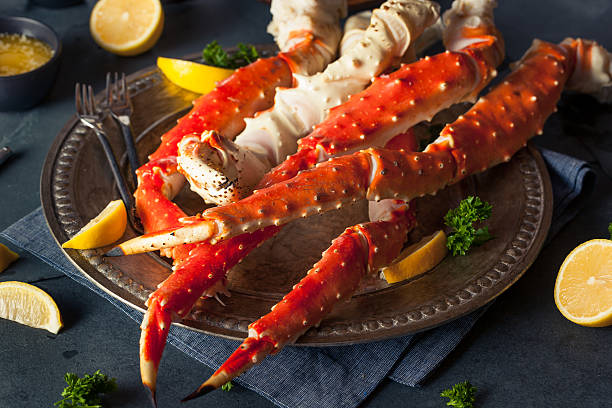 frisch bio-beine der königskrabbe aus alaska - king crab stock-fotos und bilder