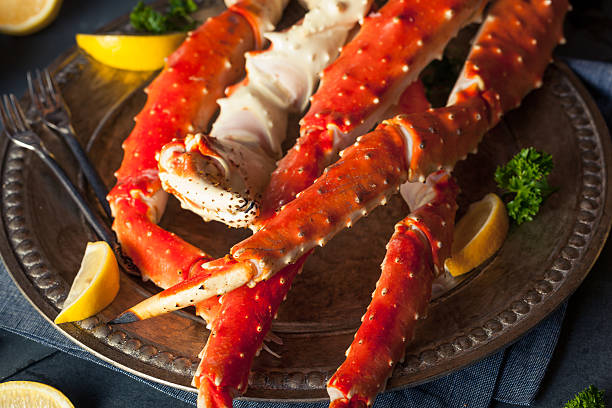 istock Cooked Organic Alaskan King Crab Legs 501882464