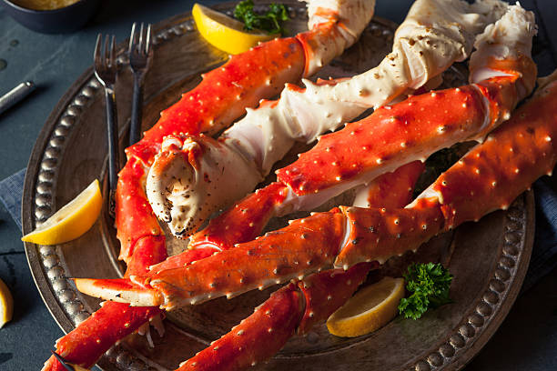 istock Cooked Organic Alaskan King Crab Legs 501882598