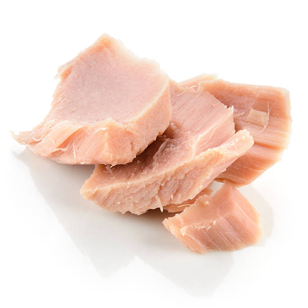 atum. enlatado peixe isolado a branco - tuna chunks imagens e fotografias de stock