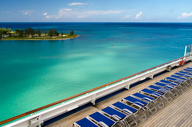 los cruceros sillas reclinables para tomar el sol - cultura caribeña fotografías e imágenes de stock