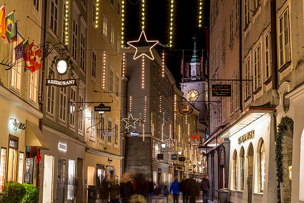 ゲトライデ通りのザルツブルクでのクリスマス - getreidegasse ストックフォトと画像