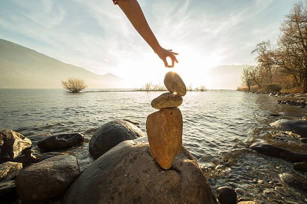 деталь человека набор rocks by the lake - ticino canton stone switzerland water стоковые фото и изображения