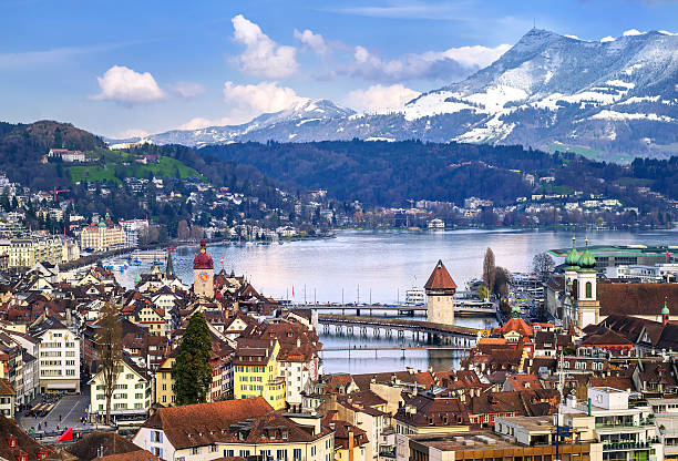 ルツェルン、スイス、眺めの旧市街とアルプスの山々 - ルツェルン 写真 ストックフォトと画像