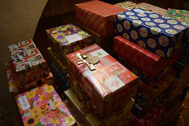 weihnachts geschenke - less fortunate stock-fotos und bilder