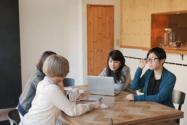 istock Women group in coffee shop 501910326