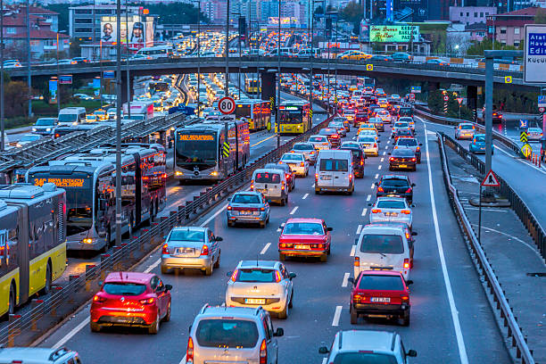 kuvapankkikuvat ja rojaltivapaat kuvat aiheesta liikennekaaoksen tausta yöllä - traffic