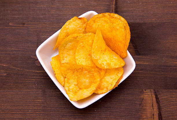 istock Chips paprika on square bowl on wood from above 501911664