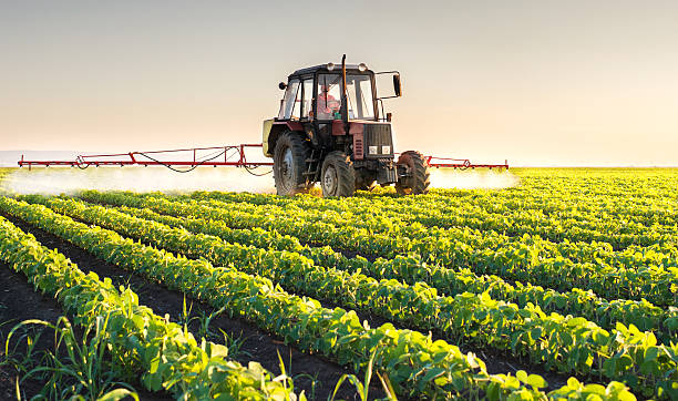 ciągnik rozpylania soja - crop sprayer insecticide spraying agriculture zdjęcia i obrazy z banku zdjęć