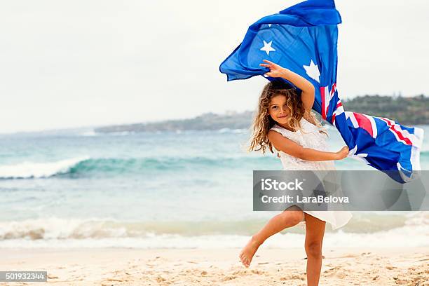 Vorschule Mädchen Mit Australische Flagge Am Strand Stockfoto und mehr Bilder von Australien-Tag