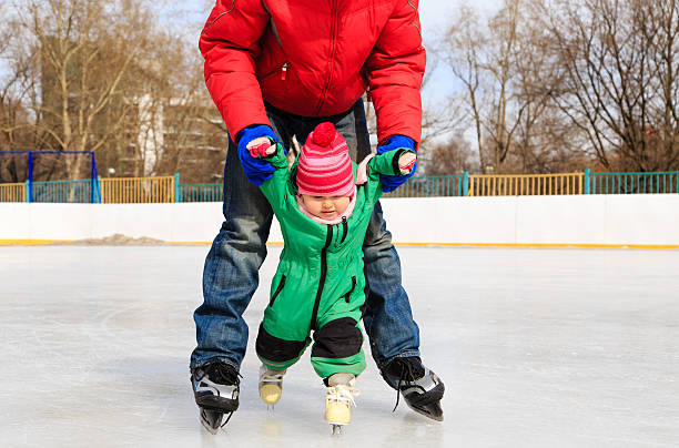 vater und kind lernen, skater im winter - ice skating ice hockey child family stock-fotos und bilder