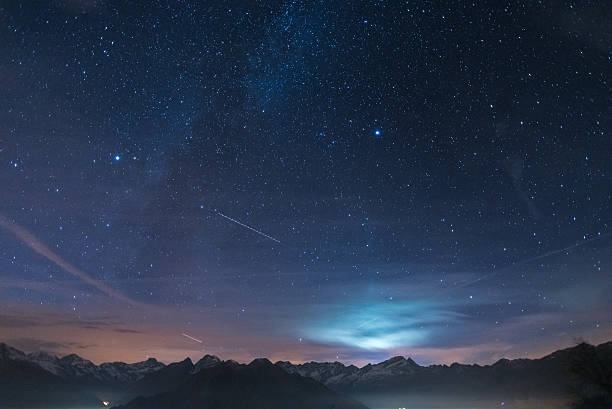 la noche en el área de los alpes bajo cielo estrellado cielo y luz de la luna - nebulosa del águila fotografías e imágenes de stock