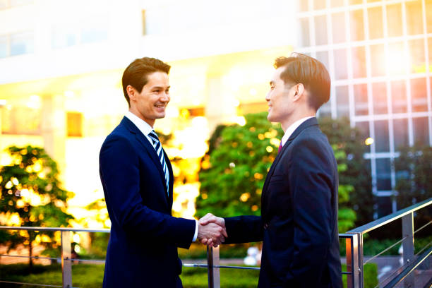 istock Japanese business people warmly greating. 501933316