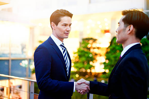 istock Japanese business people warmly greating. 501933560