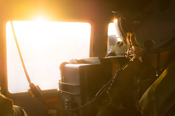 파일럿 의사협회 운영기사, 헬멧 및 comunication 하네스 - us military helicopter sunset armed forces 뉴스 사진 이미지