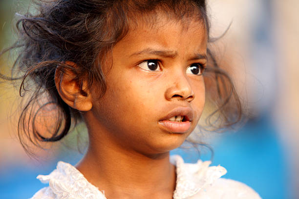 niña linda pobre indio - child asian and indian ethnicities facial expression asia fotografías e imágenes de stock