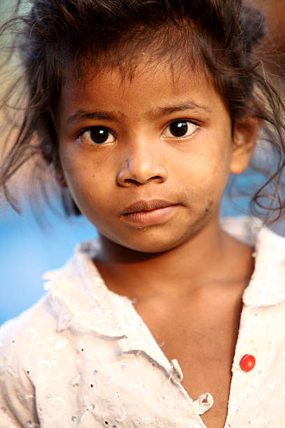 niña linda pobre indio - child asian and indian ethnicities facial expression asia fotografías e imágenes de stock