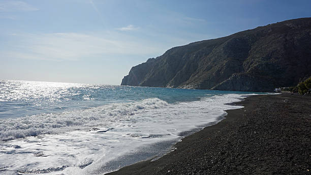 vulkanischen strand von kamari auf santorin siland - black sand beach santorini greece stock-fotos und bilder