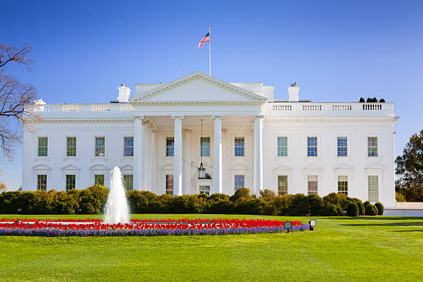 pórtico hacia el norte de la casa blanca, washington dc, ee. uu. - white house washington dc american flag president fotografías e imágenes de stock