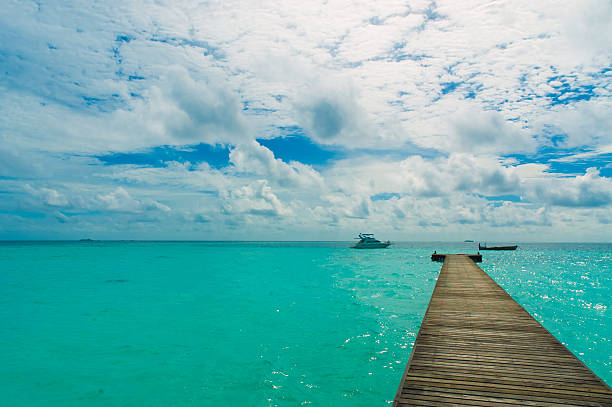 tropical do cais - french polynesia pier lagoon nautical vessel - fotografias e filmes do acervo