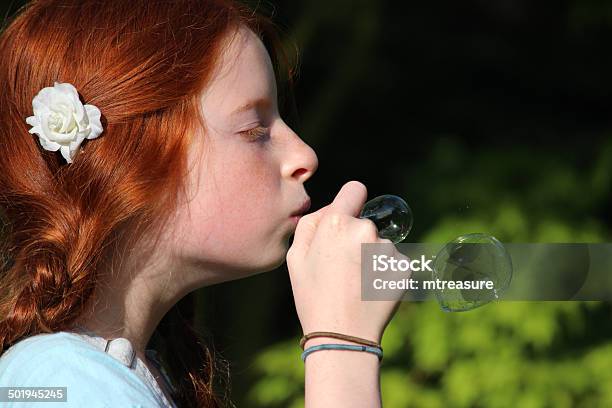 Imagem De Menina Mandar Bolhas De Ar Em Luz Do Sol De Jardim Pequenas Bolhas - Fotografias de stock e mais imagens de Adolescente