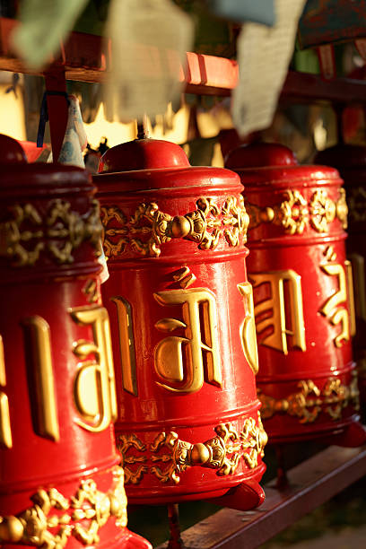 ruote di preghiera - prayer wheel immagine foto e immagini stock