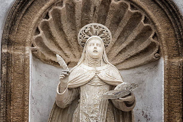st. therese de lisieux estátua em gallipoli (le) - saint therese church - fotografias e filmes do acervo