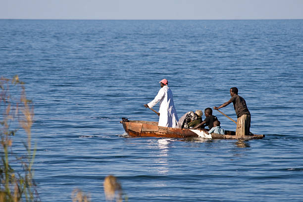 barco con personas - logboat fotografías e imágenes de stock