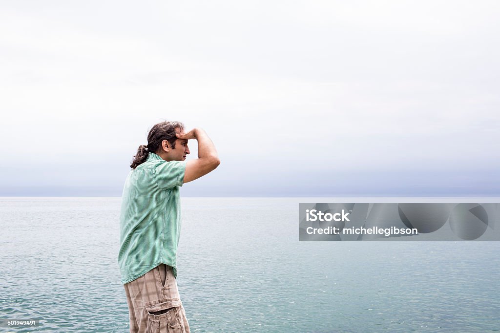 Lookout - Photo de Main devant l'oeil libre de droits