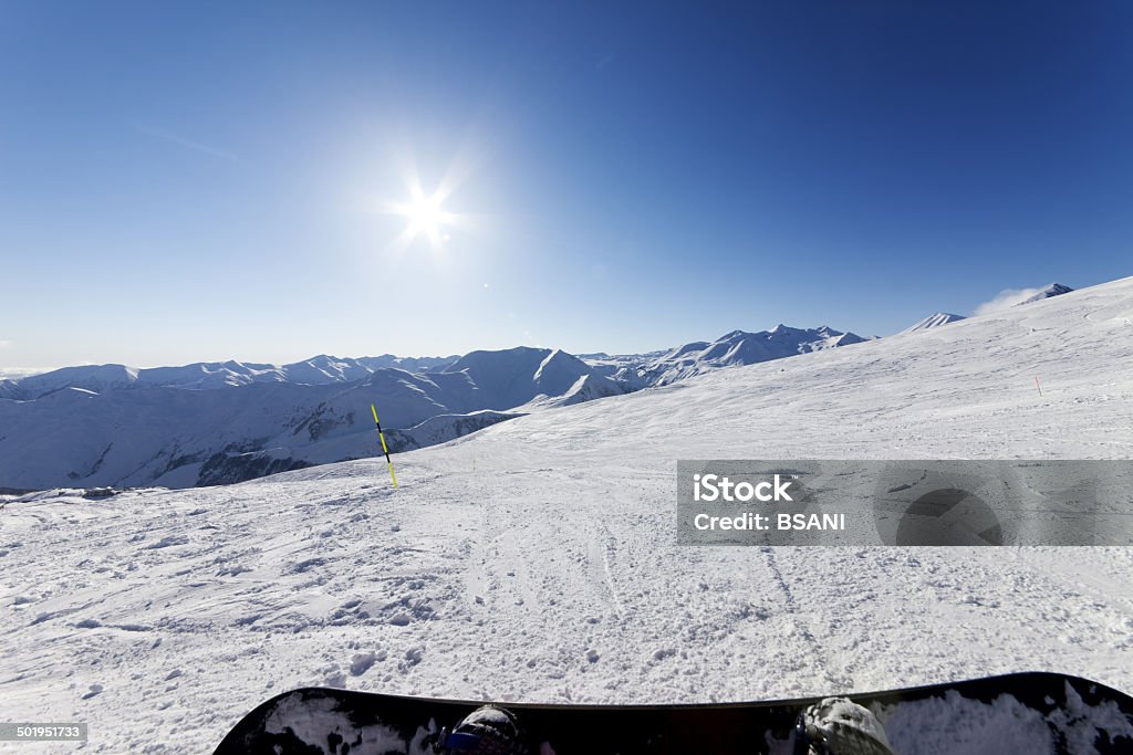 Snowboardzistka odpoczywać na stok narciarski - Zbiór zdjęć royalty-free (Bezchmurne niebo)