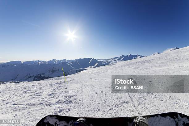 Snowboard Descansar Na Pista De Esqui - Fotografias de stock e mais imagens de Ao Ar Livre - Ao Ar Livre, Atividade, Beleza natural