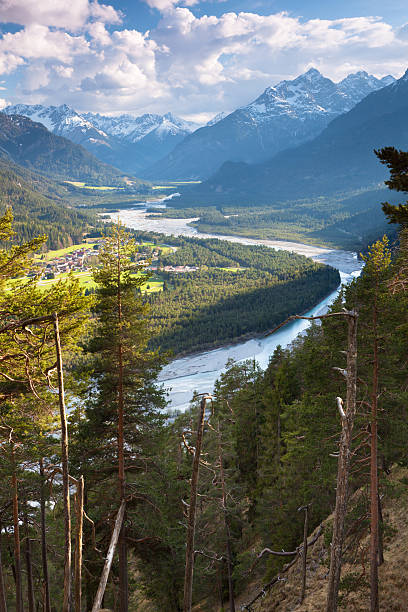 vista em lechvalley natural, tirol, áustria - klimmspitze - fotografias e filmes do acervo